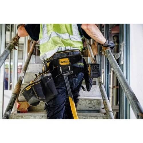 Bolsa DeWalt multiusos con varios refuerzos y bolsillos - ConstruPlace