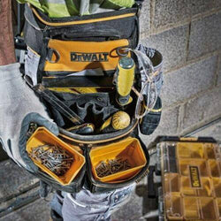 Bolsa DeWalt con bolsillos y anillos de varios tamaños - ConstruPlace