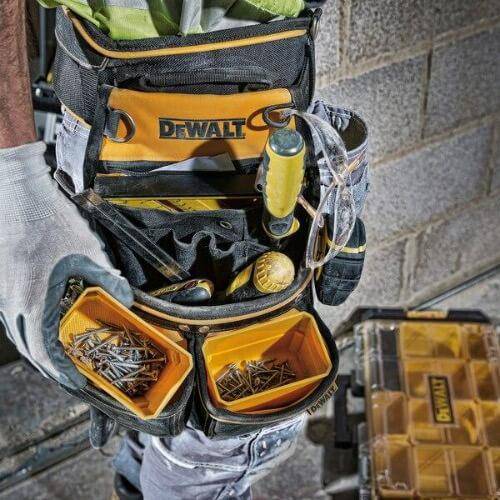 Bolsa DeWalt con bolsillos y anillos de varios tamaños - ConstruPlace